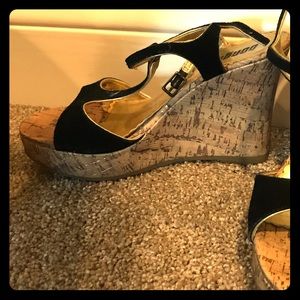 Black and cork wedge